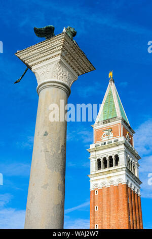 Die Spalte von San Marco und der Campanile di San Marco, der Glockenturm des St Mark's Basilika, von der Piazzetta di San Marco, Venedig, Italien Stockfoto