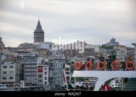 Galata Turm hinter der Fähre. Foto am 15. Mai 2017, Istanbul, Türkei Stockfoto