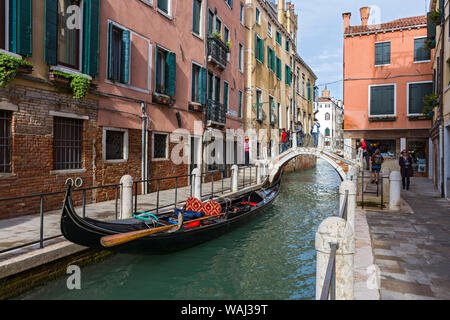 Gondel auf dem Rio de la Formace canal mit dem Ponte San Gregorio Brücke hinter, Venedig, Italien Stockfoto