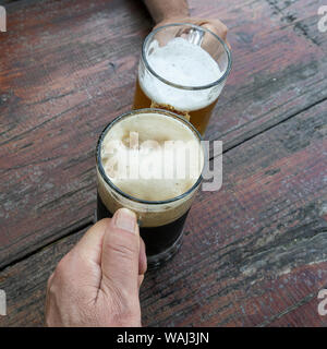 Der Toast mit zwei Gläsern Bier Stockfoto