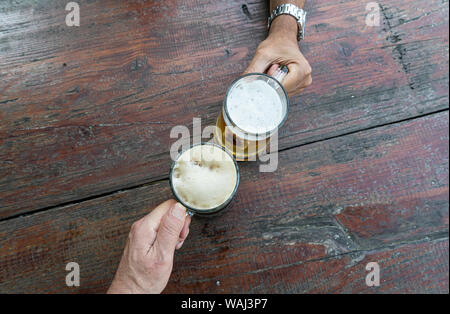 Der Toast mit zwei Gläsern Bier Stockfoto