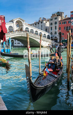 Die Rialtobrücke (Ponte di Rialto) über den Canal Grande, mit Gondeln im Vordergrund. Von der Riva del Vin, Venedig, Italien Stockfoto