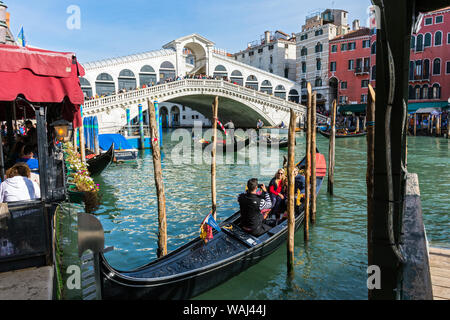 Die Rialtobrücke (Ponte di Rialto) über den Canal Grande, mit Gondeln im Vordergrund. Von der Riva del Vin, Venedig, Italien Stockfoto