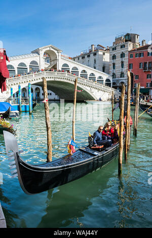 Die Rialtobrücke (Ponte di Rialto) über den Canal Grande, mit Gondeln im Vordergrund. Von der Riva del Vin, Venedig, Italien Stockfoto