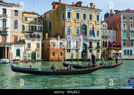 Gondeln vorbei an den Palazzo Civran Gebäude über den Canale Grande, Venedig, Italien. Häuser der Guardia di Finanza (Polizei). Stockfoto