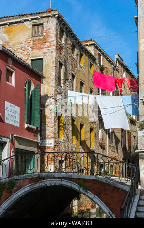 Der Ponte de la Chiesa Brücke über den Rio de San Cassan Canal, Campo San Cassan, Venedig, Italien Stockfoto