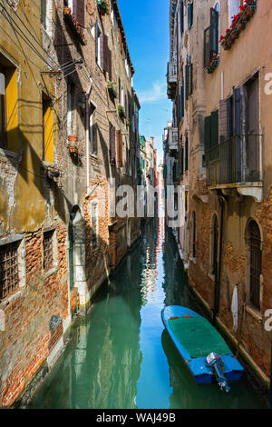 Die Rio de San Cassan Kanal von der Ponte de la Chiesa Brücke, Campo San Cassan, Venedig, Italien Stockfoto