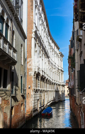 Die Ca' Pesaro Gebäude und den Rio delle Due Torri Kanal aus dem Ponte Del Ravano Brücke, Venedig, Italien Stockfoto