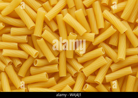 Trockene ungekocht tortiglioni oder rigatoni Nudeln als Hintergrund. Flach. Stockfoto
