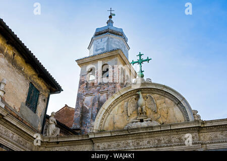 Der Turm und die Wappen der Marmor (von Pietro Lombardo) an der Scuola Grande di San Giovanni Evangelista, Venedig, Italien Stockfoto