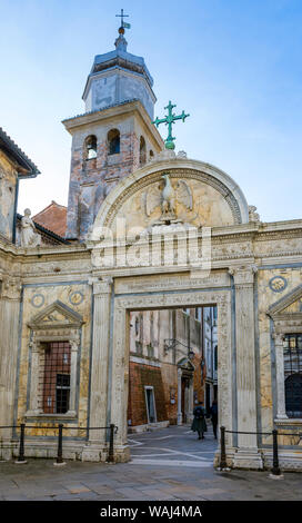 Der Turm und die Marmor (von Pietro Lombardo) an der Scuola Grande di San Giovanni Evangelista, Venedig, Italien Stockfoto