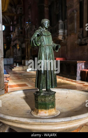 Statue in der Kirche Santa Maria Gloriosa dei Frari, Venedig, Italien Stockfoto