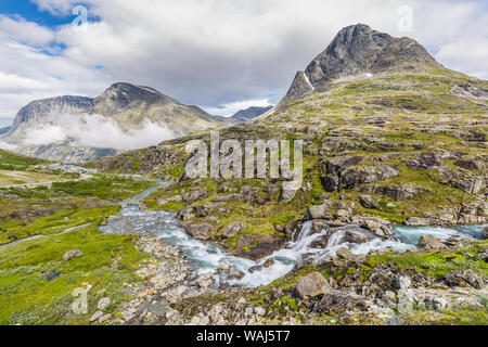 Norwegische Berglandschaft mit Trollstigen Zentrum im Hintergrund, National Scenic route Geiranger Trollstigen Mehr og Romsdal County in Norwegen Stockfoto