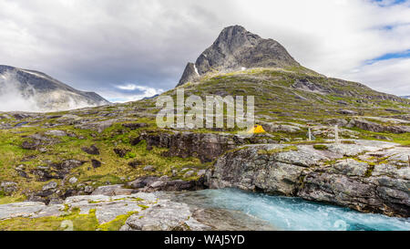 Camping in einem kleinen Zelt mitten in der Natur in Norwegen Skandinavien. Freies Campen ist in Norwegen erlaubt. Stockfoto