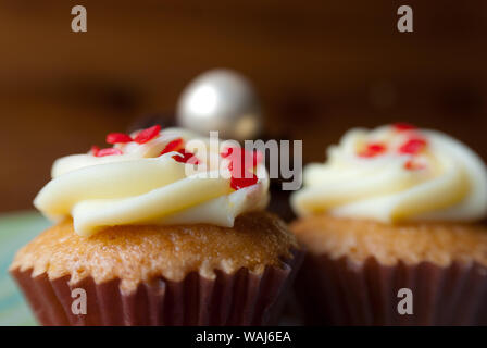 Nahaufnahme von Cupcakes auf einen dunklen Tisch indoor Stockfoto