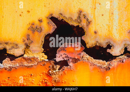 Details von Rost und Lack auf Metall. Stockfoto