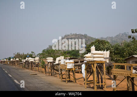 West-Afrika, Benin. Am Straßenrand Markt verkauft eine Vielzahl von Körnern in klaren Plastiktüten. Stockfoto