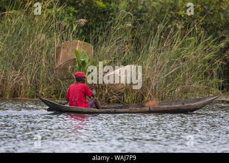Afrika, Madagaskar, Ampitabe Sees. Fischer paddeln seinem Einbaum. Stockfoto