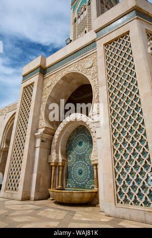 Casablanca, Marokko. Hassan-II.-Moschee, die größte Moschee in Marokko. Mosaik Fliese Brunnen Stockfoto