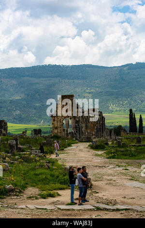 Volubilis, Marokko. Alte Römische Stadt mit Touristen. Stockfoto