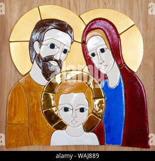 Ein glasierten Fliesen Mosaik der Heiligen Familie Jesus, Maria und Josef von lubo Michalko. Im Quo Vadis katholische Haus angezeigt. Stockfoto