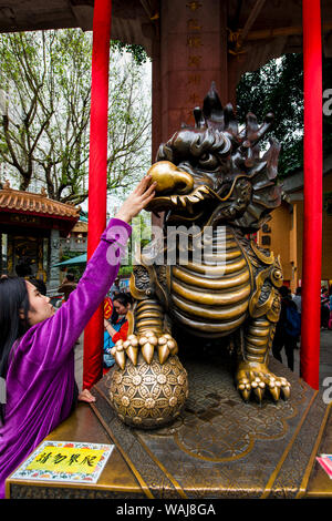 Das Berühren der Drache für gutes Glück an Sik Sik Yuen Wong Tai Sin Tempel, Kowloon, Hong Kong, China. Stockfoto