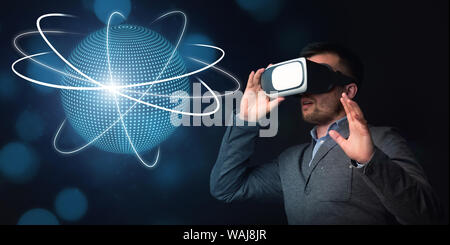 Mann beobachten auf Planeten mit Linien durch virtuelle Gläser Stockfoto