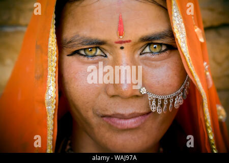 Indien, Rajasthan, Jaisalmer. Porträt der jungen Dorf Frau. Kredit als: Jim Nilsen/Jaynes Galerie/DanitaDelimont.com Stockfoto