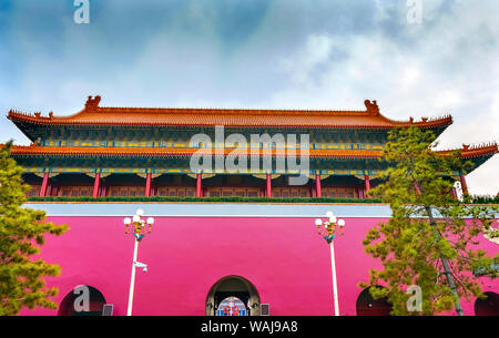 Am Tor des Himmlischen Friedens Tiananmen Platz, Verbotene Stadt, Beijing, China. Chinesische Zeichen sagen "Leute von Palast der Welt Kaiser während der Ming Dynastie errichtet Stockfoto