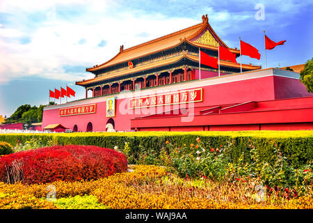 Mao Tse-tung, Tor des Himmlischen Friedens, die Verbotene Stadt, Beijing, China. Chinesisches Sprichwort auf gate sind Es lebe der Volksrepublik China und Es lebe die Einheit der Völker der Welt Stockfoto