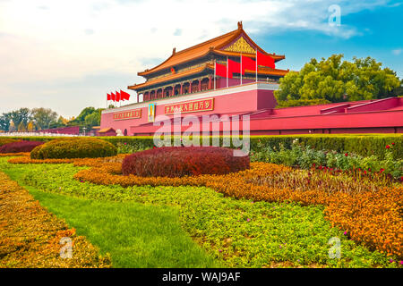 Mao Tse-tung, Tor des Himmlischen Friedens, die Verbotene Stadt, Beijing, China. Chinesisches Sprichwort auf gate sind Es lebe der Volksrepublik China und Es lebe die Einheit der Völker der Welt Stockfoto