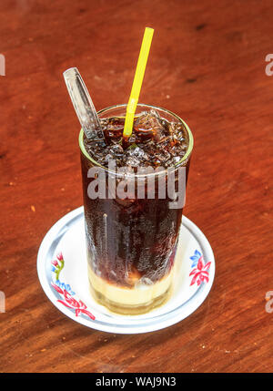 Phnom Penh, Kambodscha. Kambodschanischen stil Eiskaffee mit süße Kondensmilch auf der Unterseite. Stockfoto