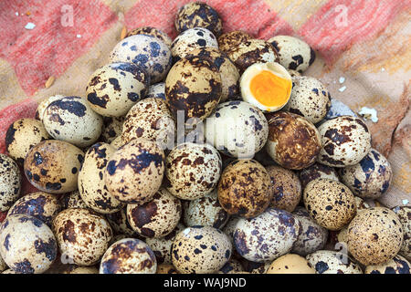 Hart gekochte Wachteleier zum Verkauf. Gebratene Insekten, Würmer, Frösche und Wachteln, zusammen mit Eier, Reis und Obst sind für Reisende in Skuon, Kambodscha verkauft, lokal bekannt als piderville", Stockfoto