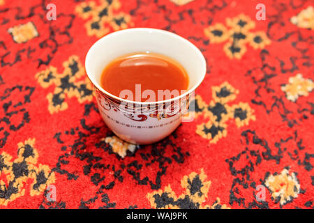 Dubai, VAE. Tasse arabischen Kaffee gegen einen bunten Teppich. Stockfoto