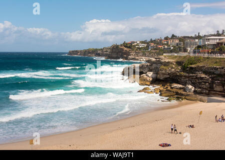 Australien, New South Wales, Sydney Geländer aus Bondi, coogee an der Küste zu Fuß auf Sandsteinfelsen mit Blick auf Nähe: Tamarama Beach Stockfoto