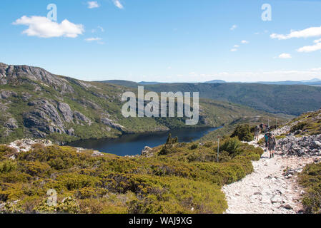 Australien, Tasmanien, Cradle Mountain-Lake St Clair National Park. Wanderer Aufsteigen von Crater Lake. (MR) Stockfoto