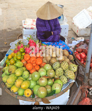 Hoi An, Vietnam. Frauen verkaufen Gemüse, Gewürze, Obst, Fisch und frische Blumen an den Markt entlang Thu Bon Fluss. (Redaktionelle nur verwenden) Stockfoto