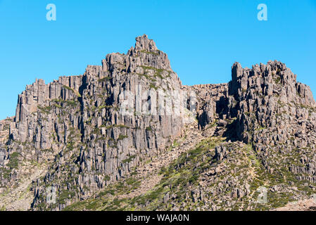 Australien, Tasmanien, Cradle Mountain-Lake St Clair National Park. Mt Ossa höchste Gipfel im Park. Wanderer auf dem Weg durch die Felsen in den Schatten gestellt Stockfoto