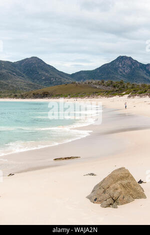 Australien, Tasmanien. Menschen gehen auf uncrowded Wineglass Bay Strand Freycinet National Park Stockfoto