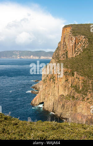 Australien, Tasmanien, Tasman National Park. Beeindruckende dolerit Spalten der Felsen drei Umhänge, Anschluss Stockfoto