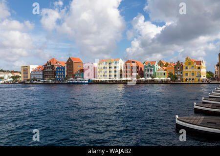 Kleine Antillen, Curacao, Willemstad. Bunte Einkaufsstraße entlang der Wasser Stockfoto