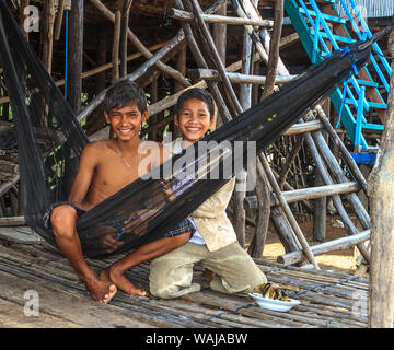 Kompong pluk half (Phluk), Kambodscha. Jungen und Mädchen. Dies ist ein Cluster aus drei Dörfern von Pfahlbauten in der Aue des Tonle Sap Fluss gemacht. (Redaktionelle nur verwenden) Stockfoto