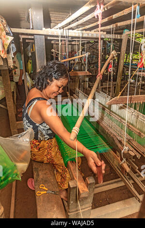 Koh Dach-Insel, Kambodscha. Seidenweberei auf einer Insel vor zentralen Phnom Penh, Kambodscha. Frau spinnt Seide Tuch von Hand auf dem Webstuhl unter ihr Haus. (MR) Stockfoto