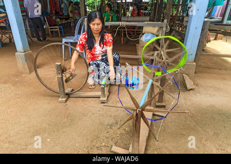Phnom Penh, Kambodscha. Seidenweberei auf Koh Dach-Insel. Hier eine Frau spinnt Seidenfäden auf Spulen. (Redaktionelle nur verwenden) Stockfoto
