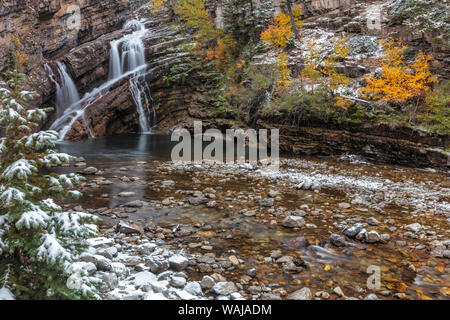 Cameron fällt im Herbst in Waterton Lakes National Park, Alberta, Kanada Stockfoto