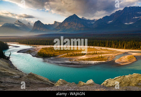 Kanada, Alberta, Jasper National Park. Athabasca River Valley an der ersten Ampel. Stockfoto