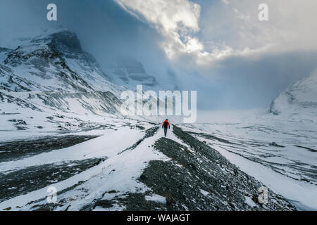 Kanada, Alberta, Columbia Icefield. Der Mensch nimmt im Winter Blick auf den Athabasca Gletscher. (MR) Stockfoto