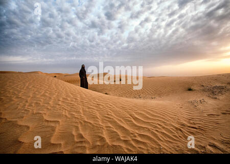 Frau Beduinen in der Wüste. Abu Dhabi, VAE. Stockfoto