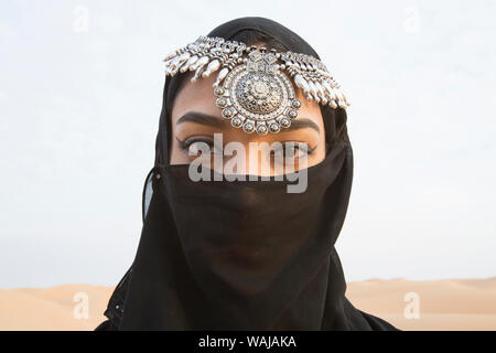 Frau Beduinen in der Wüste. Abu Dhabi, VAE. (MR) Stockfoto