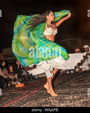 Dubai, VAE. Bauchtänzerin twirls für Gäste Bedouin Desert Safari Camp in der Wüste. (Redaktionelle nur verwenden) Stockfoto